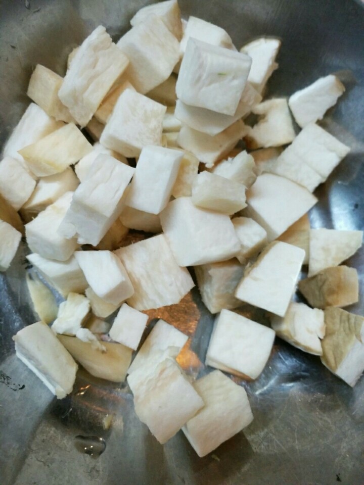 生菜牛肉粒,杏鲍菇切丁