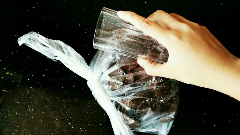 酸奶芝士蛋糕,饼干用食品袋装好，用擀面杖或者被子，只要是你能用上劲把饼干碾成粉就行。