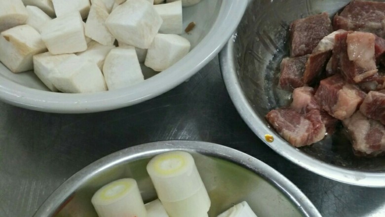 九层塔野菌牛肉粒,菌菇上油锅中炸金黄色捞出再煎牛肉粒到出再放在一起炒出锅时放九层塔黑椒碎 烧汁调味即可