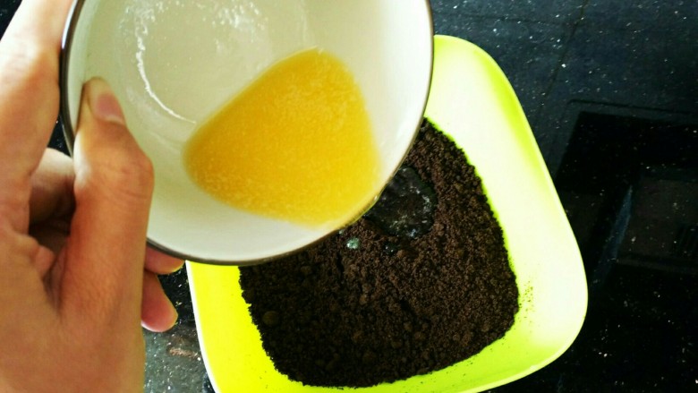 酸奶芝士蛋糕,融化后的黄油加入到饼干碎里，搅拌均匀，倒入6寸蛋糕模，压平压实。