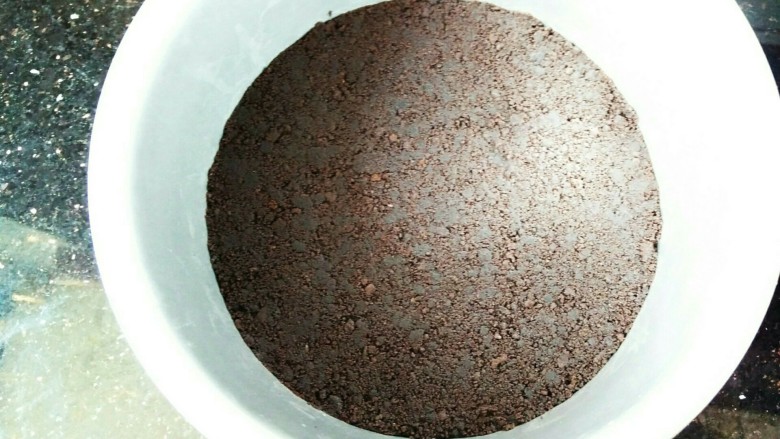 酸奶芝士蛋糕,用刮刀的前端，手指用力压实。这样做好的蛋糕底不容易散。压实后，放冰箱冷藏，开始准备芝士糊部分。
