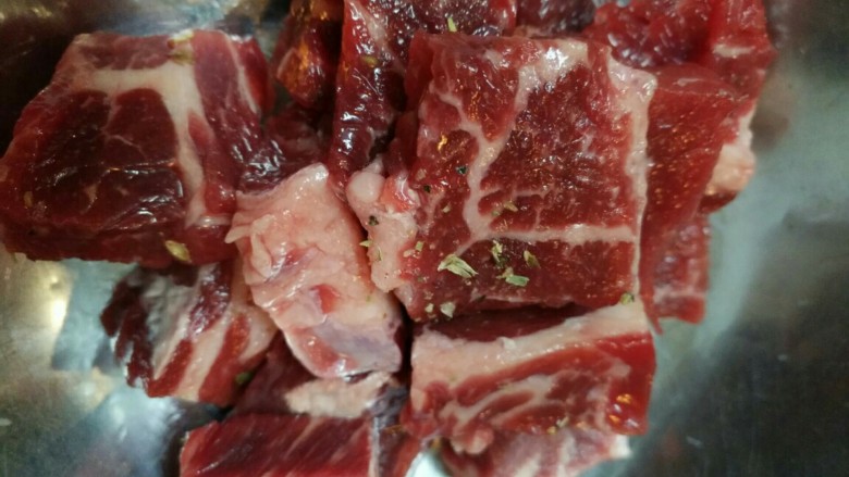 五更炖牛腩,牛肉切块飞水干净放姜葱柱候酱香料少许叫汤用高压锅压制15分钟备用,节省时间,