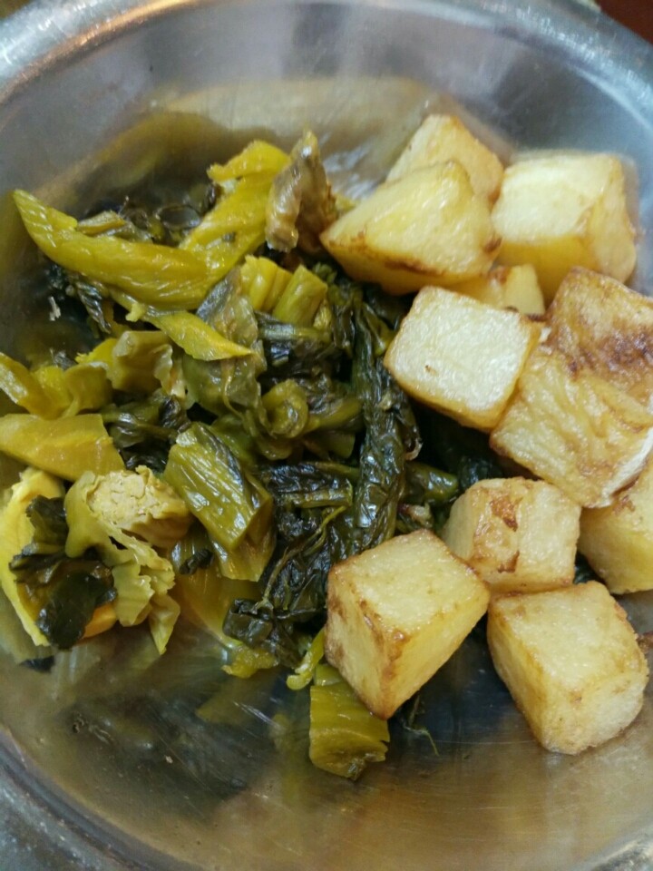 五更炖牛腩,酸菜土豆切好
