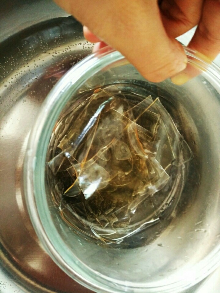 酸奶芝士蛋糕,吉利丁片剪去冰水中软化后，隔水融化后。加入前面拌好的芝士糊中，快速搅拌均匀。