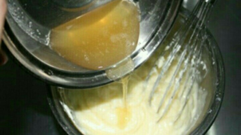 酸奶芝士蛋糕,加入吉利丁液后快速翻拌均匀。