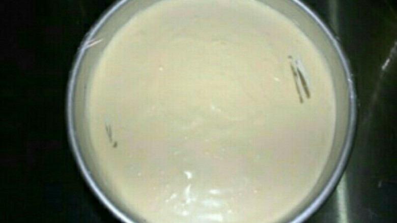 酸奶芝士蛋糕,倒入蛋糕液后可以轻轻振动几下，主要是为了振掉气泡。芝士可以入冰箱冷藏了，冷藏4-5个小时以上。等开吃😍😍