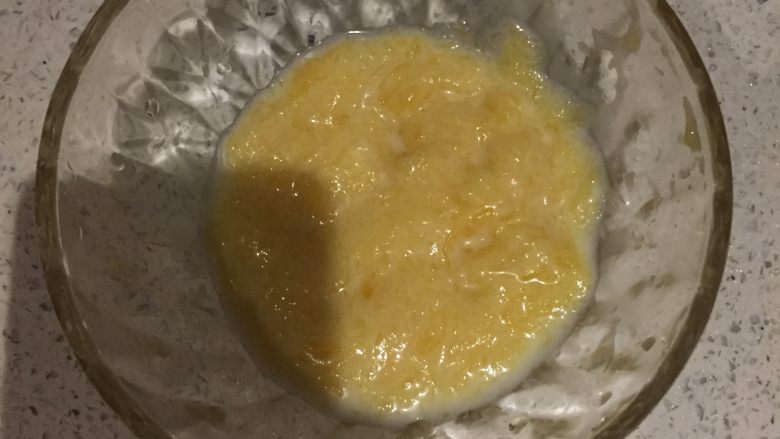 芒果奶酪布丁,用筛子将芒果奶酪过筛两遍之后将奶酪倒入碗中或者奶酪杯中!我把筛下来的芒果肉我放在了碗底,可以一起吃