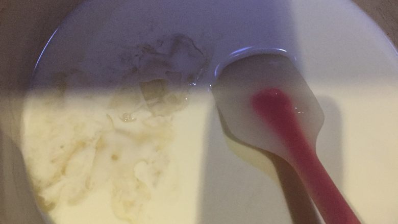 芒果奶酪布丁,熄火后放入之前泡软的吉利丁片,然后不停的搅拌至吉利丁片融化