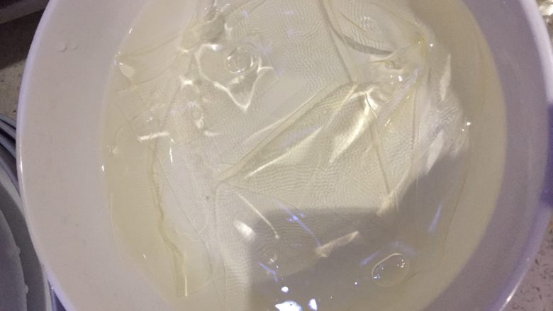 芒果奶酪布丁,事先用冰水把吉利丁片泡软,备用