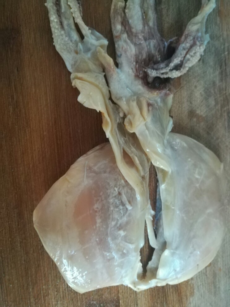 玉米墨鱼炖肉,墨鱼处理干净。