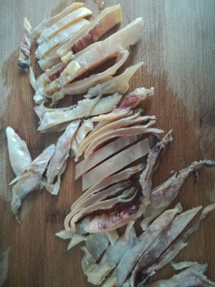 玉米墨鱼炖肉,墨鱼切宽0.8cm左右的粗条。