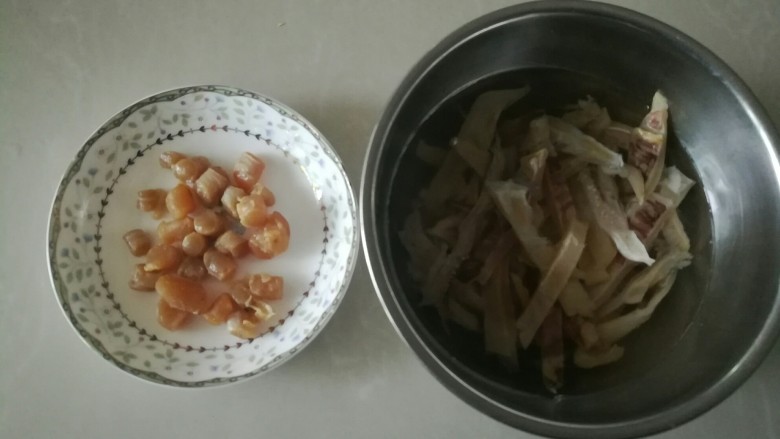 玉米墨鱼炖肉,墨鱼提前泡一下,<a style='color:red;display:inline-block;' href='/shicai/ 195'>干贝</a>洗净。