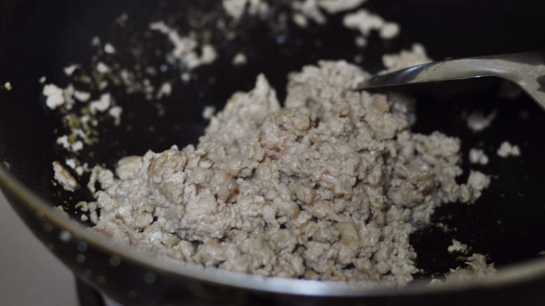 烧卖,炒锅烧热放入肉糜,煸炒出油