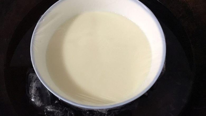 奶黄冰皮月饼,给冰皮面糊,盖一层保鲜膜,防止水份滴入,放入烧开的锅中,中火蒸30分钟左右,将冰皮面糊蒸透。