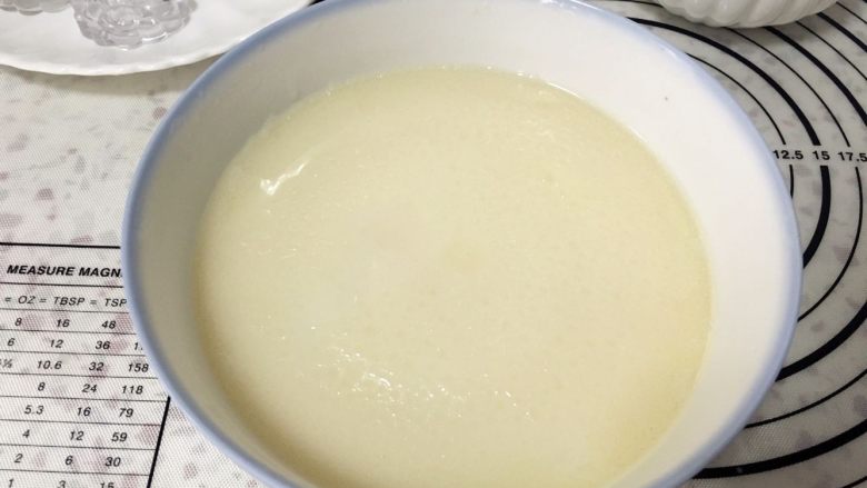 奶黄冰皮月饼,蒸好的冰皮面糊,上面有一层浮油,我们一会把它揉进面团。