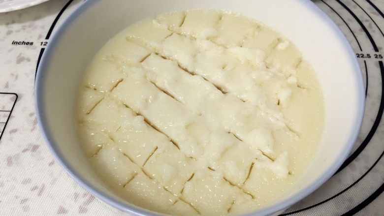 奶黄冰皮月饼,刚刚蒸好的冰皮面糊,比较烫,这个时候我们用筷子划开,更好的散热。