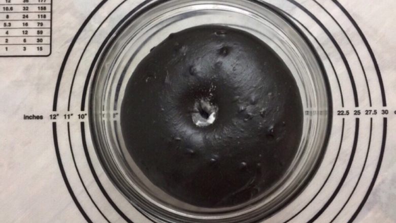 黑可可热狗包,待面团膨胀到原来体积2~3倍时,用手指粘点干面粉,在面团上戳一个洞,没有回缩,不塌陷就是发酵好了。