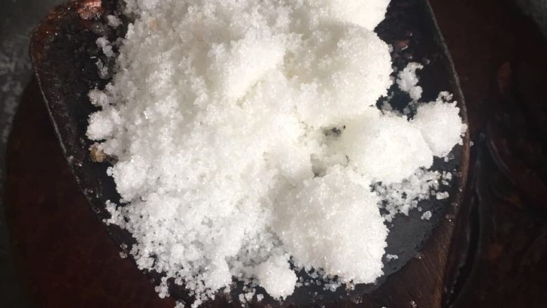 茄汁鲅鱼
,放一袋番茄酱,两勺白糖,如图
一碗啤酒,两碗水,鱼放锅里,中火五分钟,大火收汁就可以了!