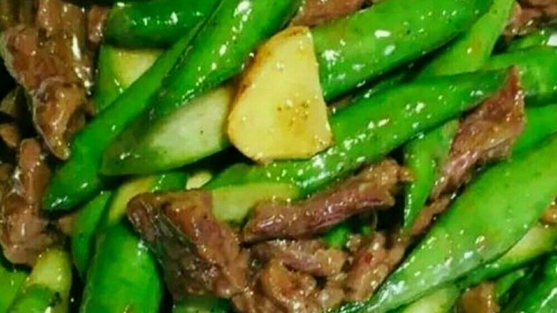 蚝油芦笋牛肉,1.<a style='color:red;display:inline-block;' href='/shicai/ 216'>牛肉</a>切成1cm见方的小丁，<a style='color:red;display:inline-block;' href='/shicai/ 122'>芦笋</a>去掉老根也切成差不多大小的丁，蒜和<a style='color:red;display:inline-block;' href='/shicai/ 37'>姜</a>都切成茸待用。

2.<a style='color:red;display:inline-block;' href='/shicai/ 216'>牛肉</a>中加入一半的<a style='color:red;display:inline-block;' href='/shicai/ 721'>蚝油</a>，一半<a style='color:red;display:inline-block;' href='/shicai/ 134333'>黑胡椒</a>，<a style='color:red;display:inline-block;' href='/shicai/ 10588'>糖</a>，2大勺清水，淀粉和<a style='color:red;display:inline-block;' href='/shicai/ 718'>料酒</a>抓匀码味15分钟以上。

3.锅内放适量油烧热后中火爆香蒜茸和<a style='color:red;display:inline-block;' href='/shicai/ 37'>姜</a>茸。下<a style='color:red;display:inline-block;' href='/shicai/ 216'>牛肉</a>粒滑炒至刚刚变色立即捞出。

4.下<a style='color:red;display:inline-block;' href='/shicai/ 122'>芦笋</a>大火炒1—2分钟至断生，撒少许清水入锅。

5.将<a style='color:red;display:inline-block;' href='/shicai/ 216'>牛肉</a>倒回锅中，加入剩下的一半<a style='color:red;display:inline-block;' href='/shicai/ 721'>蚝油</a>和<a style='color:red;display:inline-block;' href='/shicai/ 134333'>黑胡椒</a>，几滴<a style='color:red;display:inline-block;' href='/shicai/ 762'>老抽</a>调色后翻匀即可出锅。

