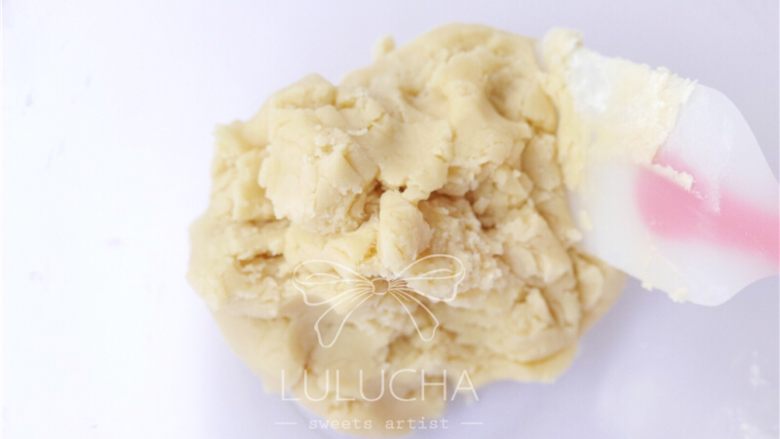 超平整的糖霜饼干底,加入中筋粉,用刮刀翻拌成面糊,切忌用手揉