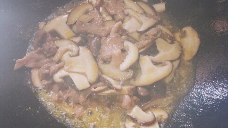 香菇滑肉,翻炒两分钟后放一点点细白砂糖