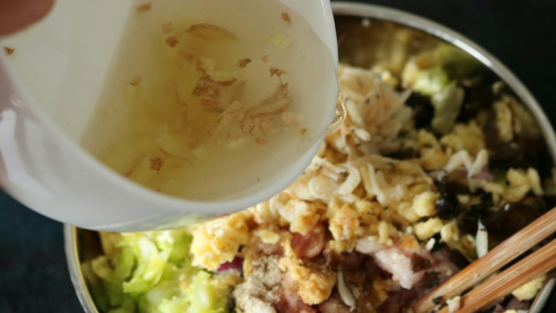 ≈三鲜饺子≈思念版,把其他食材都加入到容器中,加入生姜水