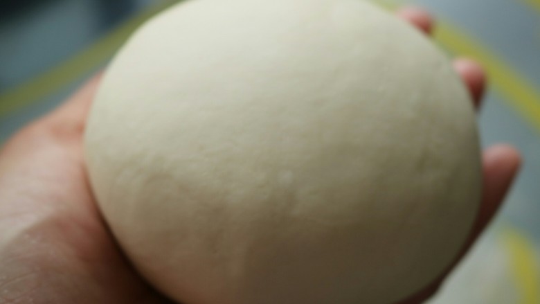 ≈三鲜饺子≈思念版,面粉中加入水,和成光滑的面团,盖上保鲜膜静置10分钟