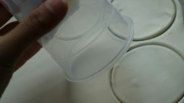 ≈三鲜饺子≈思念版,把面团取出揉一揉,擀成厚度适中的面皮,用圆形模具压出面皮,或者揉成长条,下剂子,擀成圆形也可以了