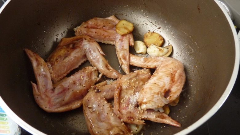 黑椒玉米烧鸡翅,待鸡翅两面稍煎面,下调味料