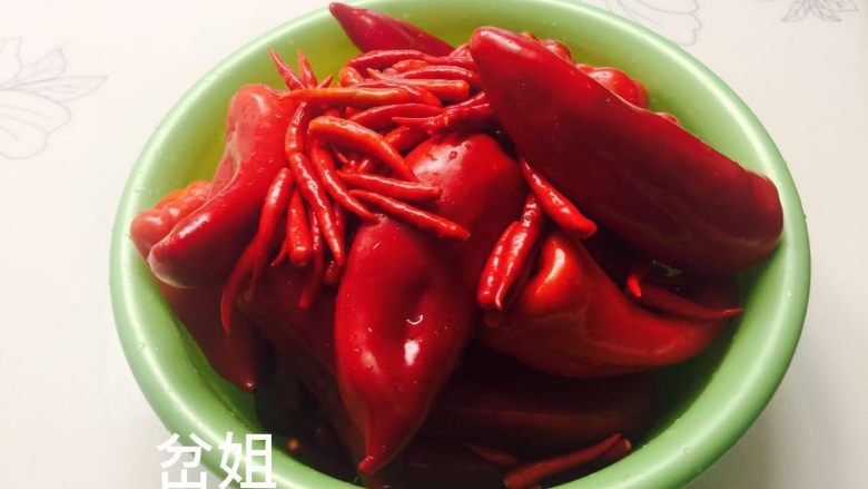 剁椒,<a style='color:red;display:inline-block;' href='/shicai/ 2800'>生姜</a>，辣椒洗净，用厨房用纸擦干备用
