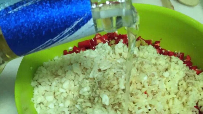 剁椒,倒入4勺盐，拌匀，加入<a style='color:red;display:inline-block;' href='/shicai/ 897'>啤酒</a>半瓶