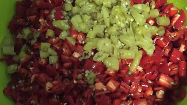 剁椒,所有辣椒切碎，<a style='color:red;display:inline-block;' href='/shicai/ 821'>野山椒</a>切碎
