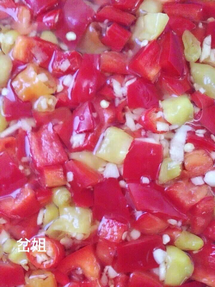 剁椒,静置约1到2天，闻到味道后，锅内烧油到六成热，淋在剁椒上，冷却后即可装盘