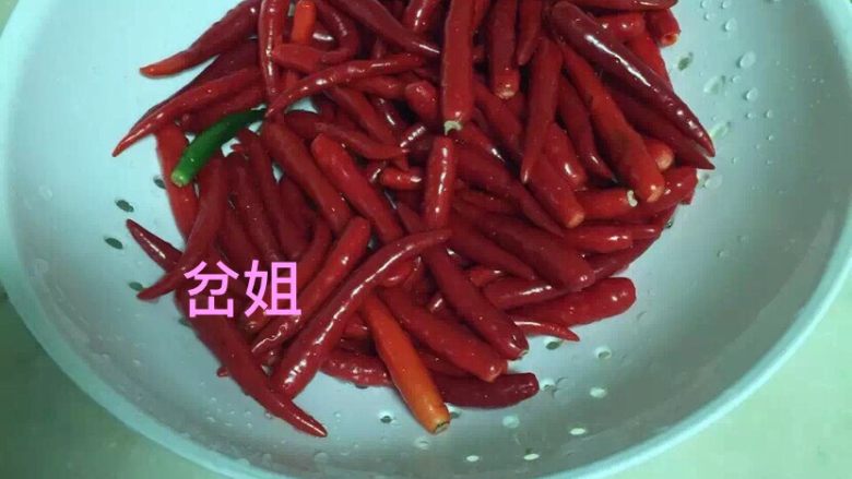 剁椒,<a style='color:red;display:inline-block;' href='/shicai/ 82'>小米椒</a>洗净擦干备用