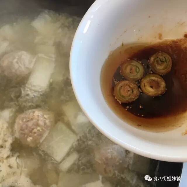 春季去火正当时～冬瓜肉丸汤+杂粮饭,再次开锅后将碗汁倒入锅中搅拌均匀