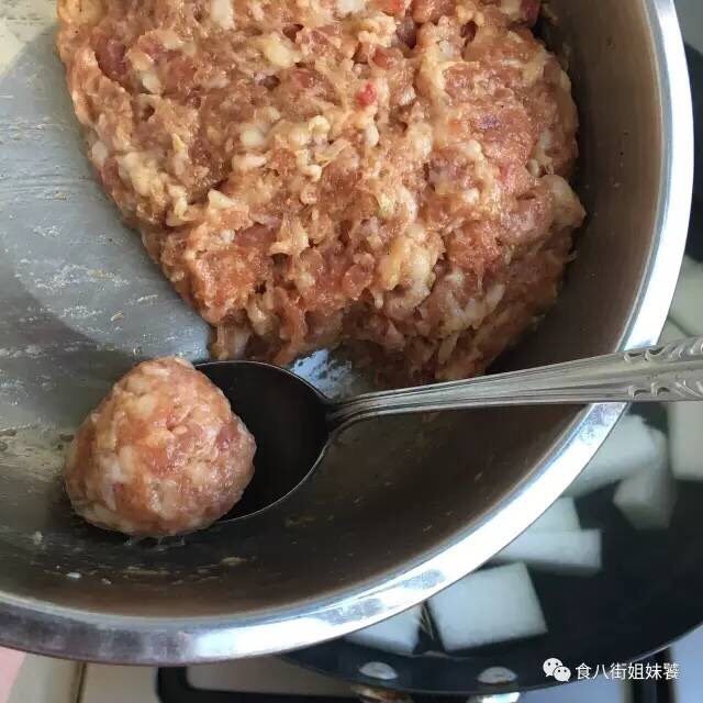 春季去火正当时～冬瓜肉丸汤+杂粮饭,肉馅利用盆边滚成肉丸，勺子上沾少许锅中的热水有利于肉丸表面光滑成型