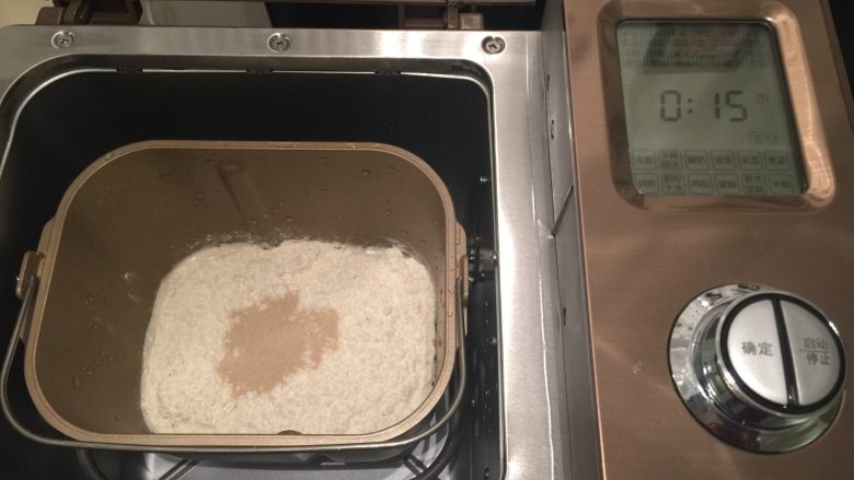 #东菱面包机#肠仔面包,将所有的材料从液体到粉类顺序放入东菱面包机桶内,启动和面功能,20分钟
