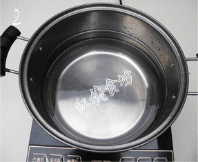 南瓜绿豆汤,锅中加入适量水,接通电源;