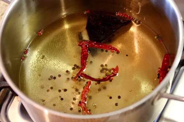【下饭菜】腌菜集锦,在锅中加入清水、盐、花椒、辣椒,大火煮沸后,熄火冷却