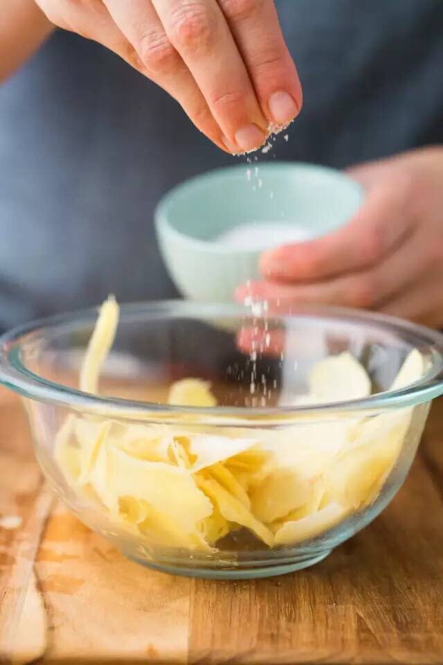 【下饭菜】腌菜集锦,在锅中加入白砂糖和白醋,中火煮至糖融化即熄火放凉