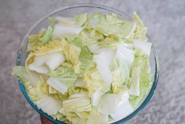 【下饭菜】腌菜集锦,加盐拌匀,腌制1小时,再倒出盐水,用清水冲洗,沥干水分