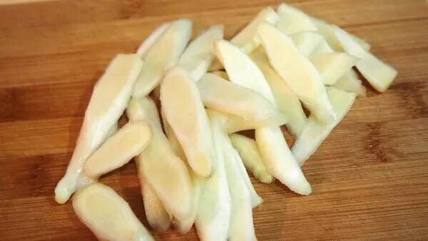 【下饭菜】腌菜集锦,加盐拌匀,静置30分钟,倒出盐水,再用清水冲洗,沥干水份