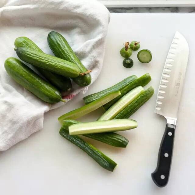 【下饭菜】腌菜集锦,小黄瓜洗净,切成条