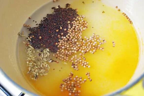 【下饭菜】腌菜集锦,在锅中加入所有调料,中火煮10分钟后熄火放凉