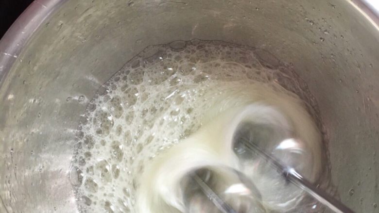 红丝绒裸蛋糕,打发蛋白,高速走起~
打发约粗泡时倒入40克糖粉的3分之一