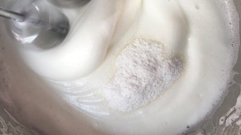 红丝绒裸蛋糕,差不多有点形的时候第二次糖粉,不过如果糖粉不多,这时候可以一次下~打发蛋白是非常关键的一个步骤,关乎到你的蛋糕胚能不能长大。记住,不要胡乱来回打,顺一个势打最容易打发。也不能打发过了,打发过头就不细腻了,也不好吃了,蛋糕会呈蜂窝状的