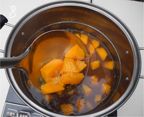 南瓜绿豆汤,中火开始煮,煮到南瓜变软即可。