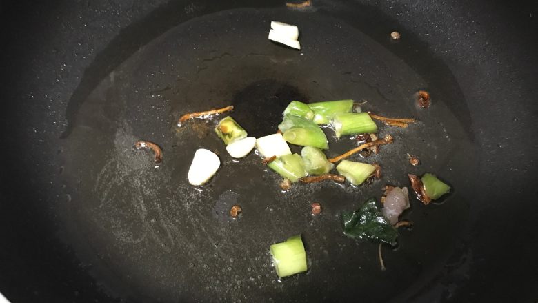 孔雀开屏鱼,另起锅,锅内加半碗油,烧8成开时放入葱姜蒜和花椒八角,半分钟后关火。