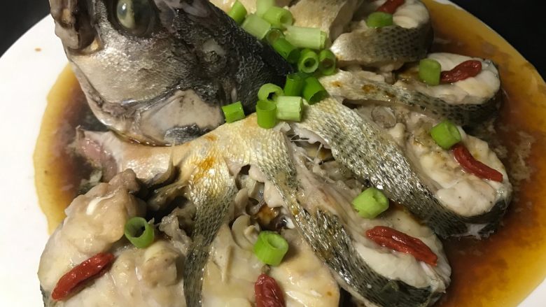 孔雀开屏鱼,5分钟后关火,在相应位置摆上<a style='color:red;display:inline-block;' href='/shicai/ 673'>枸杞</a>和葱花,虚火蒸2分钟。(就是放锅里利用余温蒸)