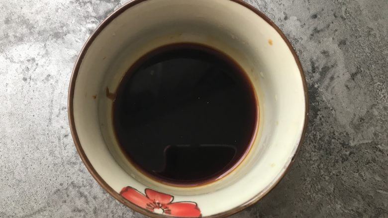 孔雀开屏鱼,剩下的一半调料放在碗里拌匀,如果地方够可以提前调好一起放蒸锅里蒸。